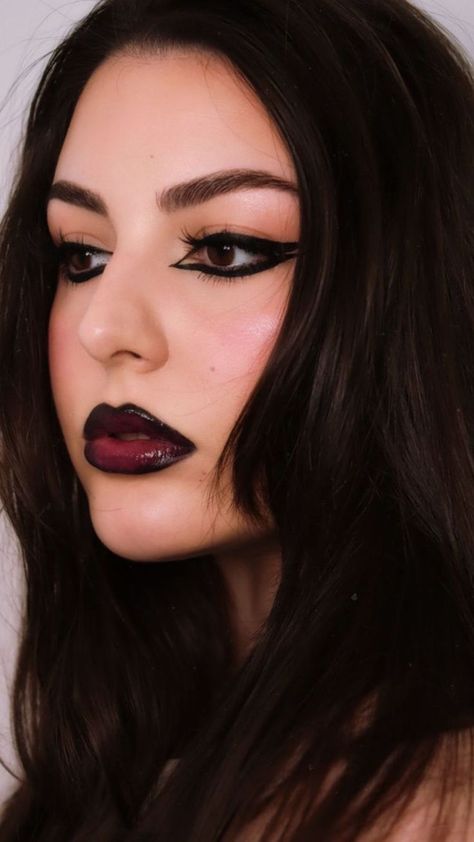 Black Cherry Lipstick Makeup, Black Liner Red Lips, Black Cherry Makeup, Black Ombre Lips, Black Lipstick Looks, Vampy Lips Makeup, Vamp Lips, Graphic Eye Makeup, Black Lips Makeup