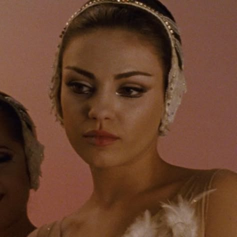 Mila Kunis In Black Swan, Mia Kunis Black Swan, Black Swan Nina And Lily, Nina Sayers Pfp, Black Swan Mila Kunis, Movie Profile Picture, Lily Black Swan, Mila Kunis Black Swan, Black Swan Lily