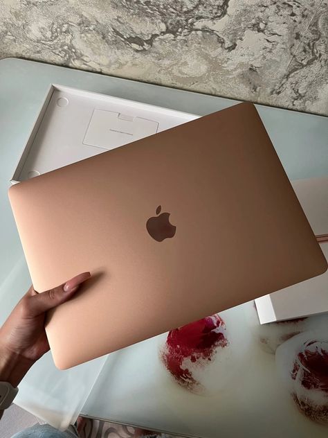 Rose Gold Macbook Air, Apple Board, Apple Gadgets Iphone, Rose Gold Macbook, Apple Aesthetic, Apple Gadgets, Apple Macintosh, Macbook Pro 13 Inch, Box Roses