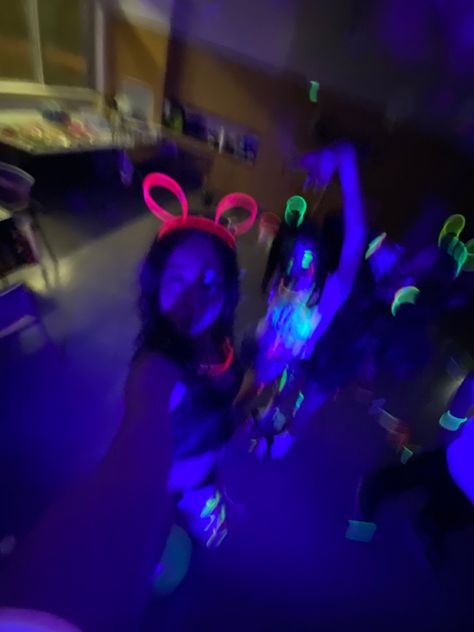 happy pretty colorful friends party fun blue yellow purple blurry picture Blurry Friend Group Pictures, Blurry Party Pics, Fake Best Friends, Arcade Party, Blurry Pics, Friend Group Pictures, Funny Friends, Blurry Pictures, Chill Photos