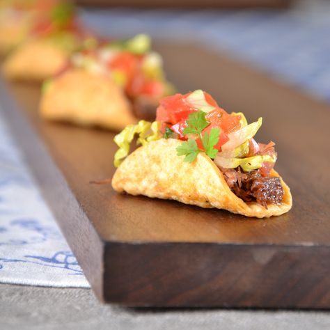 Mexican Canapes, Mexican Catering Ideas, Mini Tacos Appetizers, Tacos Catering, Party Food Catering, Mexican Food Recipes Appetizers, Gourmet Food Plating, Canapes Recipes, Gourmet Appetizers