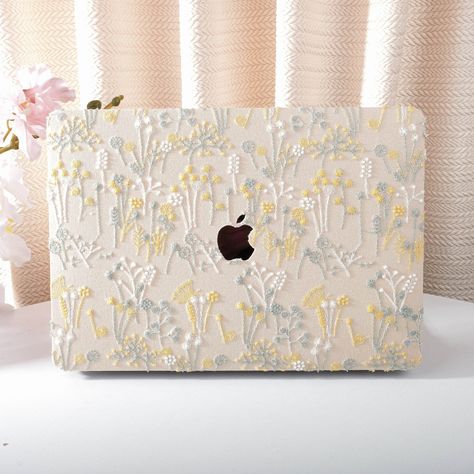 Handmade Embroidery Flower Macbook Case 💌Please confirm your model number before purchasing. MacBook Air 13" (M3, 2024)             A3113  MacBook Air 13" (M2, 2022 )            A2681 MacBook Air 13" (M1, 2020 )           A2337 MacBook Air 13" (2020)                   A2179 MacBook Air 13" (2018-2019)            A1932 MacBook Air 13" (2012-2017)           A1369 / A1466 MacBook Air 15" (M3, 2024)             A3114 MacBook Air 15" (M2, 2023)              A2941 MacBook Pro 13" (M2, 2022)                                     A2338 MacBook Pro 13" (M1, 2020)                                     A2338 MacBook Pro 13" (2016-2019)                                A1706/A1989 /A2159/A1708 MacBook Pro 14" (M3, 2023)                                   A2992 / A2918  MacBook Pro 14" (M2, 2023) Macbook M2, Aesthetic Embroidery, New Macbook Pro, Macbook Accessories, Macbook Hard Case, Cute Ipad Cases, Macbook Air Cover, Newest Macbook Pro, Macbook Air 15