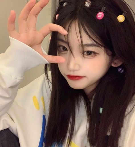 Ulzzang Girl Selca, Medium Long Haircuts, Aesthetic Grunge Outfit, 얼짱 소녀, Hair Accessories Clips, Uzzlang Girl, Ulzzang Fashion, Fashion Hair Accessories