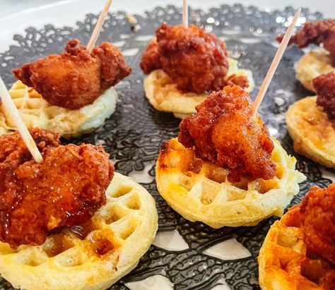 Mini Chicken And Waffles, Chicken N Waffles, Savoury Breakfast, Party Chicken, Brunch Appetizers, Fried Chicken And Waffles, Buttermilk Chicken, Ground Chicken Recipes, Southern Fried Chicken