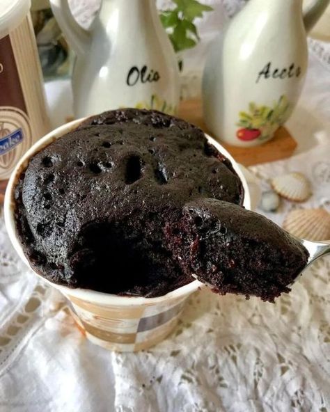 Weight Watchers Zero Point Chocolate Mug Cake - Dieter24 Single Serve Cake, Cake Calories, Chocolate Mug Cake, Single Serve Desserts, Points Recipes, Guilt Free Dessert, Chocolate Mugs, Chocolate Mug Cakes, Chocolate Craving