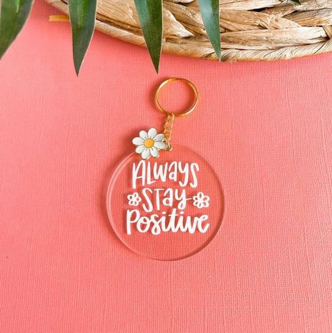 Inspirational Keychain Ideas, Cute Cricut Keychains, Vynil Keychain Ideas, Diy Keychain Cricut, Key Chains With Cricut, Small Business Items To Sell, Custom Acrylic Keychains, Cricut Projects Keychain, Cricut Key Chains