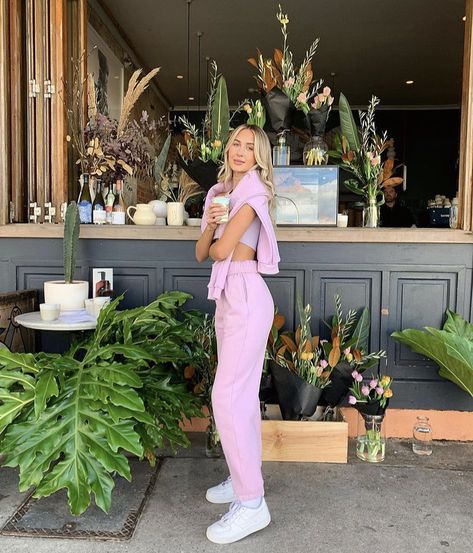 Emily Venz, Capri Pants, Summer Outfits, Lifestyle, Pants, Pink, Trousers