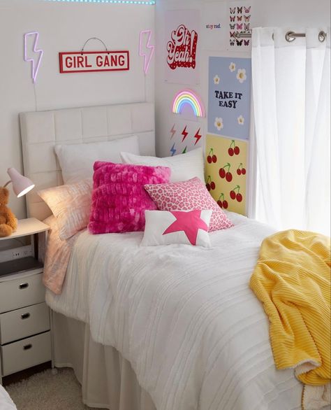 Preppy Small Room Ideas, Preppy Bedsheets, Dorm Room Tour, Preppy Dorm Room Decor, University Accommodation, Preppy Dorm Room, Preppy Bedroom Decor, Dorm Room Styles, Dream Dorm