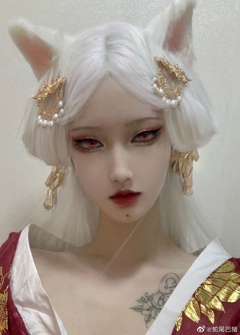 White Hair Cosplay, Kitsune Cosplay, Extreme Make-up, Face Drawing Reference, Human Reference, Body Reference Poses, Human Poses Reference, Poses References, Trik Fotografi