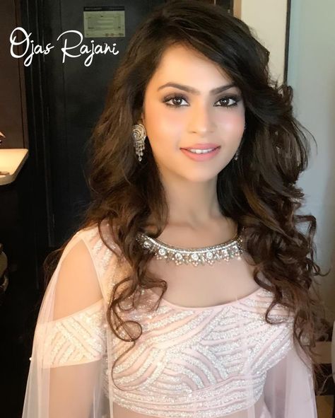 A delightful fresh face makeup look with minimal makeup. Smudged eyes, nude lips with a tint of peach on the cheeks is doing the enchantment. Open curly hair done flawlessly is complimenting the overall makeover. She's good to go and rock the occasion with her dazzling smile.  #OjasRajani #beauty #cosmetics #fashion #makeupaddict #makeuptutorial #makeuptransformation #makeuplover #indianfashion #bigfatindianwedding #indianwedding #indianbride #indianweddingbuzz #makeupessentials #instamakeup Open Curly Hair, Nude Makeup Looks Indian, Makeup Looks Indian, Nude Makeup Looks, Fresh Face Makeup, Open Hair, Nude Lips, Minimal Makeup, Open Hairstyles