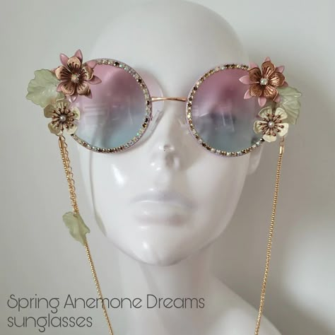 Cute Spectacles, Nostalgia Outfits, Crazy Sunglasses, Flower Glasses, Diy Sunglasses, Sunglasses Colorful, Colorful Sunglasses, Funky Glasses, Flower Sunglasses