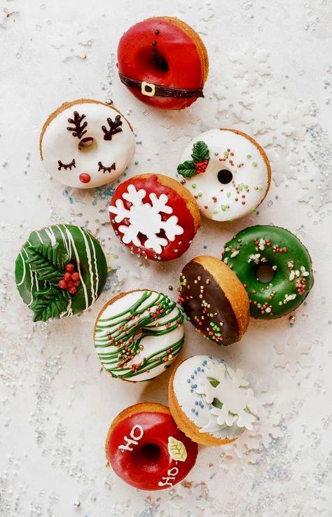 Beignets Cuits, Snowman Xmas Tree, Holiday Donuts, Christmas Fondant, Fancy Donuts, Donut Decorating Ideas, Strawberry Filled Donuts, Snowflake Snowman, Christmas Donuts