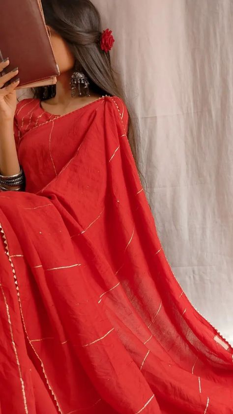 Simple Saree Designs, Traditional Indian Dress, Saree Poses, Desi Fashion Casual, Indian Photoshoot, Indian Dresses Traditional, Saree Photoshoot, Stylish Photo Pose, Glamour Dress