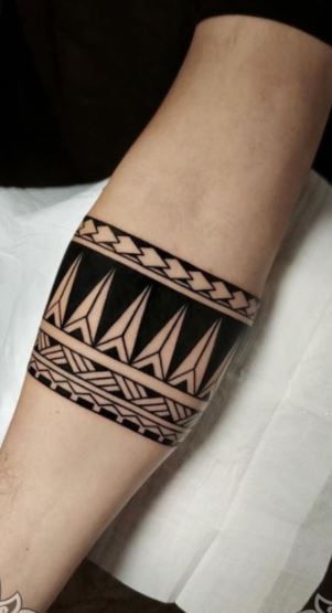 <<Check out more Samoan tattoos #tattoomenow #tattooideas #tattoodesigns #tattoos #samoan #tribal #polynesian Best Polynesian Tattoo Design, Tattoo Design For Arm For Men, Polynesian Tattoo Designs Arm, လက်ပက် Tattoo, Polonisian Tattoo Designs, Samoan Arm Band Tattoo, ကနုတ် Tattoo, မာယာ Tattoo Photos, Samoan Band Tattoo