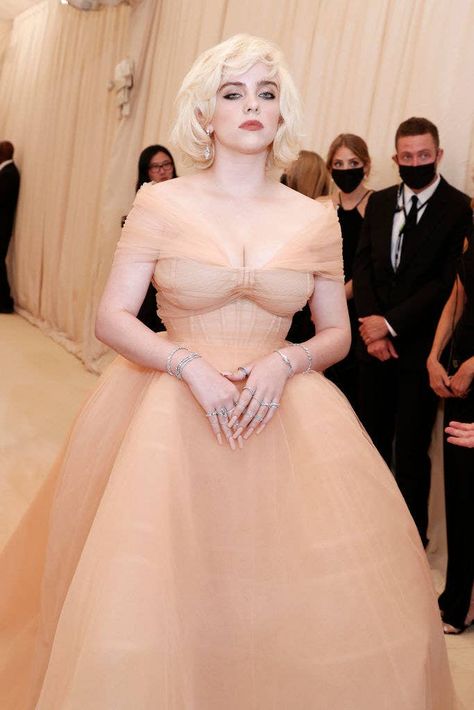 The gown is Oscar de la Renta, which makes it the first time Billie has worn the designer on the red carpet. She had one condition for working with them — that they no longer use fur. And they agreed! Met Gala Dresses, Look Wallpaper, Valentino Gowns, Holiday Barbie, Diane Kruger, Blonde Bobs, Gala Dresses, Doja Cat, Red Carpet Looks