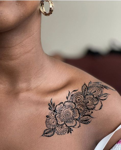 Henna Designs For Shoulder, Henna Design Shoulder, Bel Henna Designs, Henna Designs Chest, Henna Chest Tattoo, Shoulder Henna Designs, Hinna Styles, Henna Tattoo On Shoulder, Henna Chest Design