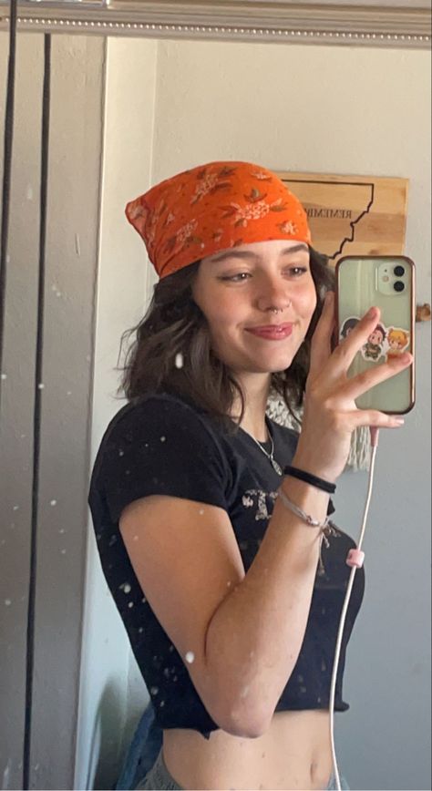 Bandana Hairstyles With Bangs, Y2k Hair Bandana, 70s Hair Bandana, Bandanna Hairstyle 90s, 80s Hair Bandana, Beanie Curly Hair, 2000s Hairstyles With Bandana, Bandana On Head, Trendy Festival Bandana Print Headscarf