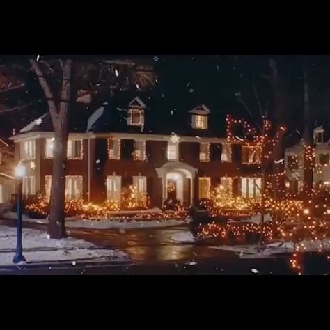 A fall & winter collection on Instagram: “Not meaning to jump the gun over here, but I loved this so much I had to repost. All the feels. ❤️Are you a fan of Home Alone? Home Alone 1…” Home Alone 1, Home Alone 1990, Home Alone Christmas, Home Alone Movie, Christmas Dreaming, Cosy Christmas, Home Alone, Christmas Feeling, Backdrop Design