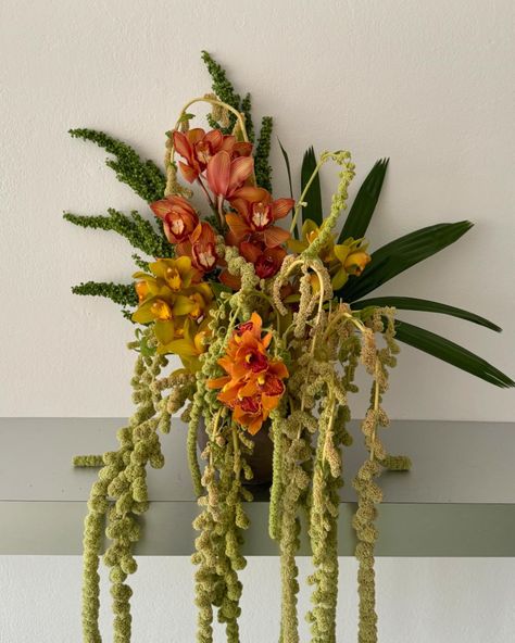 I despise fall colors but @duniaortiz is convincing me otherwise with this arrangement! Desert Floral Arrangement, Rustic Orange Flower Arrangements, Sunset Floral Arrangement, Red Orange Yellow Flower Arrangement, Purple Orange Floral Arrangement, Vase Arrangements, Fall Colors, Vase, Flowers