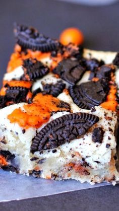 Halloween Oreo Cake, Snack Halloween, Cake Bars Recipe, Halloween Oreos, Recetas Halloween, Dulces Halloween, Halloween Memes, Halloween Baking, Oreo Dessert