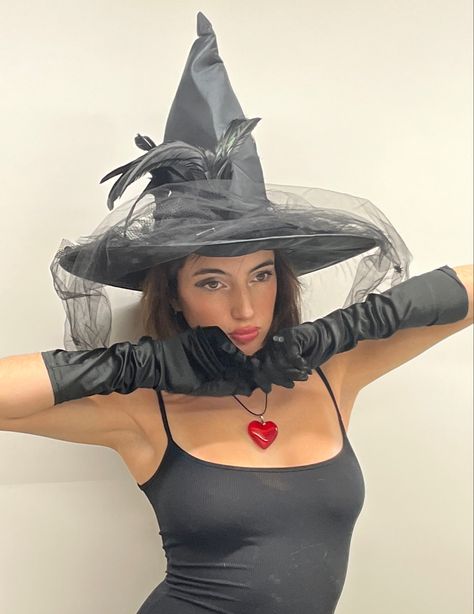 Kendal Witch Halloween, Kendall Jenner Halloween, Haley Bieber, 90's Grunge, Witch Costume, Witch Halloween, Halloween 2024, Grunge Photography, Kendall And Kylie