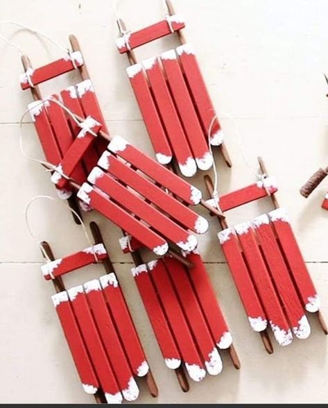 Sleigh Ornaments Popsicle Stick, Lollipop Stick Craft Christmas, Diy Sled Decor, Cute Christmas Decor Diy, Christmas Crafts Diy Kids, Babysitting Crafts, Christmas Clothespins, Christmas Sled, Popsicle Crafts