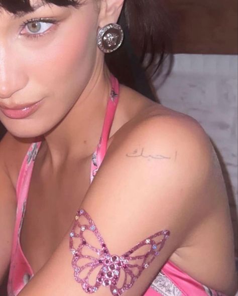 Bella Hadid Tattoo, Aquarius And Scorpio, Rave Looks, Runway Outfits, Tatuaje A Color, Glitter Tattoo, Pink Vibes, Pink Shoes, The Butterfly