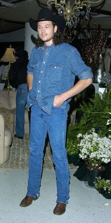 Sporting a Canadian Tuxedo - Getty Canadian Tuxedo Mens, Country Music Festival Outfits, Out In The Country, Party Outfit Men, Grammy Party, Best Country Singers, Monochromatic Fashion, Canadian Tuxedo, Denim And Diamonds