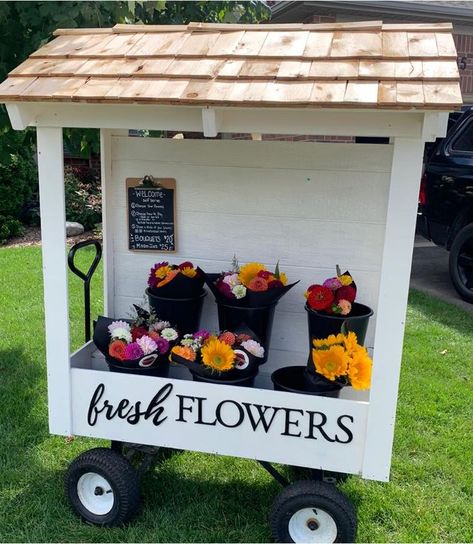 Flower Wagon, Farm Market Ideas, Farmers Market Stand, Vegetable Stand, Cut Flower Farm, Flower Truck, Garden Cart, Garden Stand, Flower Cart