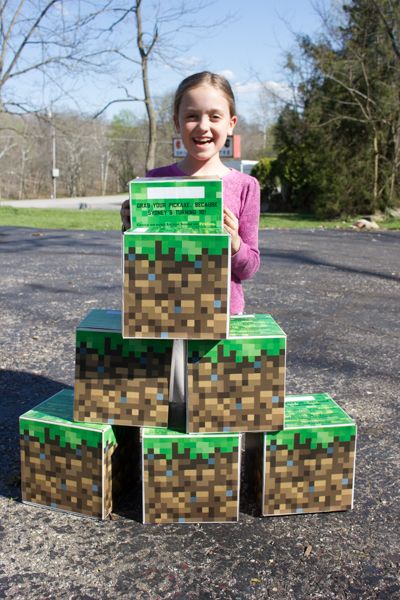 Make Giant Upcycled Cardboard Minecraft Grass Block party invitations. You know you want to! Cardboard Minecraft, Creeper Pinata, Minecraft Grass Block, Minecraft Party Games, Grass Block, Block Party Invitations, Minecraft Blocks, Diy Minecraft, Green World