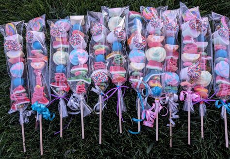 How to make the cutest candy kabobs in three easy steps - My Silly Squirts Candy Kebabs Sticks, Candy Skewers Kabobs, Diy Candy Kabobs, Candy Cabob, Candy Kebab, Candy Bag Ideas, Candy Skewers, Candy Store Display, Gummy Candy Kabobs