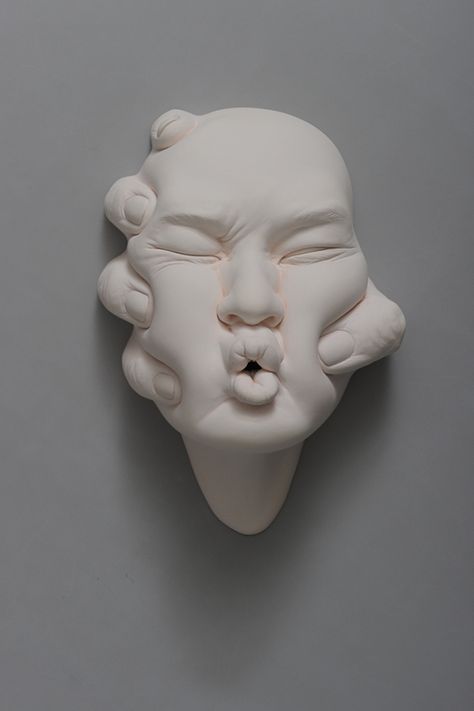 Johnson Tsang‘s completely contorted facial sculptures are so absurd they’re lovely. Hands play a major role in his Open... Johnson Tsang, Ceramic Face, Seni Pastel, Statue Decor, Hemma Diy, Photographie Portrait Inspiration, Kunst Inspiration, Keramik Design, Clay Art Projects