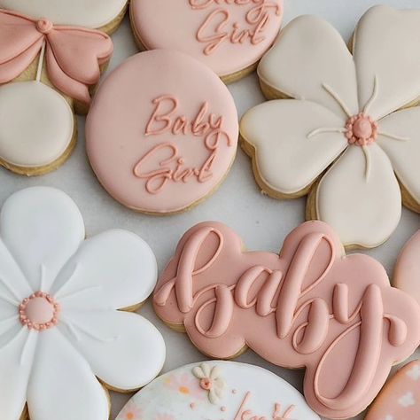 Tola Adewale | Cookie Artist & Content Creator on Instagram: "This color palette warms my heart ✨️💗 This week with my subscribers I'd be unlocking some sweet secrets behind picking and achieving the perfect color palette for your custom decorated cookies! 🍪✨ Join me by hitting that subscribe button! 🍪👩‍🍳 #CookieMagic #BehindTheScenes #SweetArtistry #customsugarcookies #customdecoratedcookies #cookiecolorpalette #customcookies #floralcookies #babyshowercookies #decoratedsugarcookies #decoratedcustomecookies #dfwcustomcookies #dfwcookies #dallascustomcookies" Baby Girl Shower Cookies Decorated, Baby Girl Cookies Decorated, Sugar Cookie Inspiration, Baby Shower Girl Cookies, Baby Cookies Decorated, Baby Girl Sugar Cookies, Baby Shower Cookies For Girl, Baby Sugar Cookies, Baby In Bloom Cookies