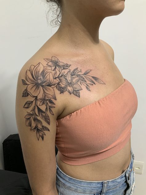 Floral Shoulder Cap Tattoo, Front Shoulder Tattoos, Shoulder Cap Tattoo, Clavicle Tattoo, Shoulder Sleeve Tattoos, Floral Tattoo Shoulder, Wrap Tattoo, Rose Tattoos For Women, Mom Tattoo Designs