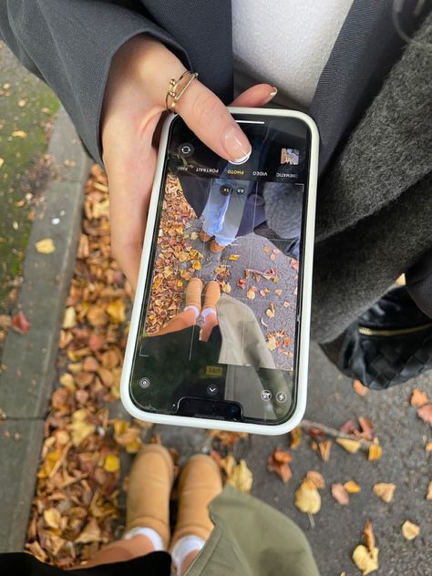 Autumn aesthetic Instagram filler pictures Autumn vibes No Face Photos, Aesthetic Filler Photos, Filler Photos, Awkward Family Photos, Autumn Family Photos, Autumn Leaves Photography, Aesthetic Outfit Ideas, Fields Photography, No Face