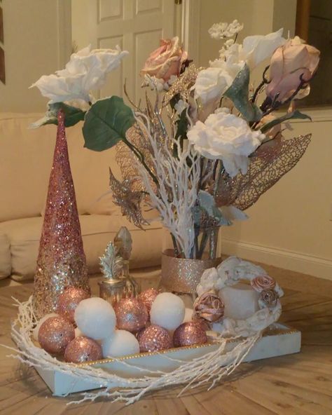 Christmas Gold Rose Decorations, Gold Centerpieces Christmas, Rose Gold And Silver Christmas Decor, Rose Gold Christmas Centerpieces, Pink And Gold Christmas Decorations, Pink And Rose Gold Christmas Decor, Pink Gold Christmas Decor, Gold Christmas Table Centerpieces, Rose Gold Christmas Decorations Diy