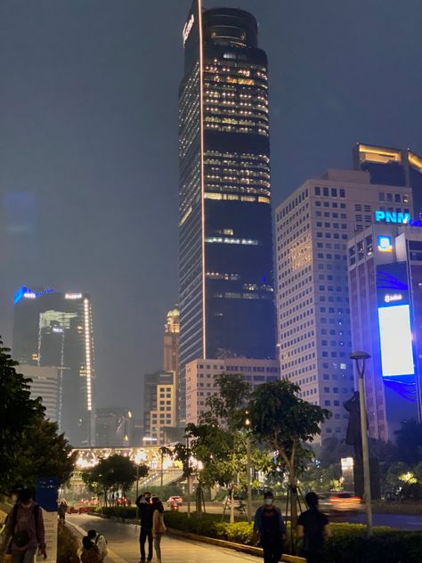 Jakarta malam hari di kawasan bisnis jalan Sudirman. Sudirman Jakarta Aesthetic Night, Jakarta Night Street, Jakarta City, City Light, Broken Home, Story Ideas Pictures, Night Vibes, Night View, Aesthetic Desktop Wallpaper