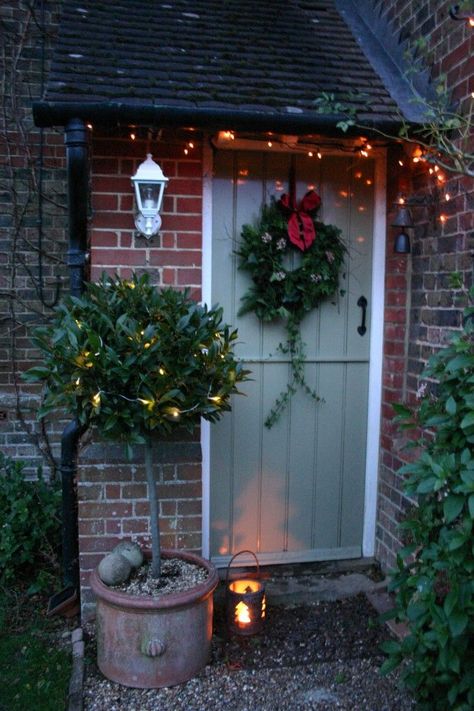 festive door Scandi Xmas, Christmas Garden Decorations, Modern Country Style, Christmas Front Doors, Cottage Christmas, Cosy Christmas, Christmas Garden, Christmas Porch, Christmas Decorations Rustic