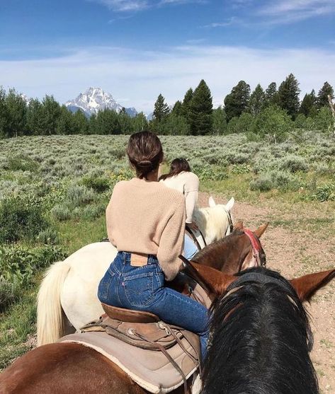 Foto Cowgirl, Horseback Riding Outfits, Country Summer, Looks Country, Cowgirl Aesthetic, Dude Ranch, Western Aesthetic, Ranch Life, Horse Life