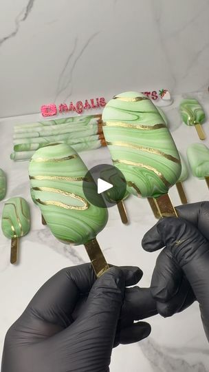 15K views · 2.5K reactions | Marbled Cakesicles 💚😍✨ 
•
•
- Merckens White Chocolate from @bakersbodega 
- Colourmill Green from @bakersbodega 
* use my code “MAGALI” for $$ off* 
•
- Silicone cup, Gold sticks, Brushes linked in my Amazon ✨
(Box is also linked 😏)
- sign from @pyahik 🥰 | Magali 🍓 | KAROL G · Si Antes Te Hubiera Conocido Chocolate Pretzel Rods, Oil Based Food Coloring, Amazon Box, Pretzel Rods, Chocolate Pretzels, Silicone Cups, Dessert Cupcakes, Super White, Base Foods