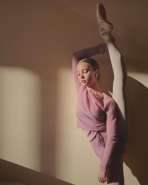 Anastasia Thompson on Instagram: “Midweek warm up in my new lovely @proballetwear suit! Love the dusty rose color, this shade of pink is very UPLIFTING! Thanks for snapping…” Anastasia Thompson, Gaynor Minden Pointe Shoes, Ballet Sweater, Ballerina Kids, Ballerina Outfit, Ballet Academy, Bolshoi Ballet, Dance Wear Ballet, Shade Of Pink