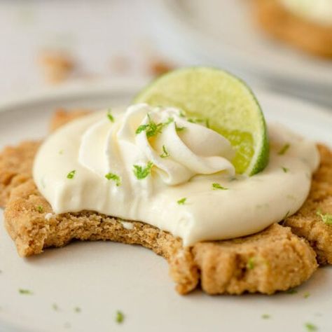 Crumbl Inspired Key Lime Pie Cookies - Elle Makes Dessert Key Lime Pie Cookies, Key Lime Cookie Recipe, Cookies Crumbl, Key Lime Filling, Skillet Cookie Recipe, Key Lime Cookies, Crumble Cookies, Lime Slice, Lime Cookies