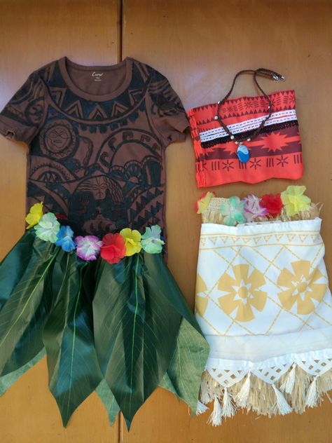 Moana and Maui Costume Slide Pictures, Couples Cartoon, Moana And Maui, Sibling Halloween Costumes, Festa Moana Baby, Costumes For Couples, Moana Birthday Party, Moana Party, Hallowen Costume