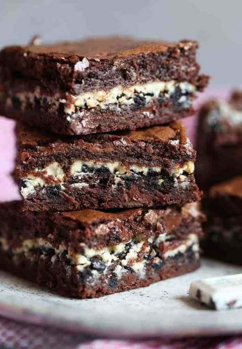 Cookies and Cream Stuffed Brownies Cookies And Cream Bars, Perfect Brownie Recipe, Brownies Decorados, Stuffed Brownies, Cookies And Cups, Blondies Bars, Cookies Cream, White Chocolate Cookies, Blondies Recipe