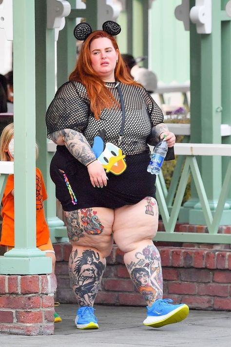 Tess Holiday, Tess Holliday, Look Plus Size, Carry On Bag Essentials, Animal Cake, Travel Essentials Men, Weight Workout, Back Porch Ideas Covered, Back Porch Ideas