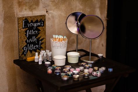 Festival Glitter Station, Wedding Glitter Station, Wedding Glitter Bar, Glitter Station Wedding, Glitter Bar Wedding, Glitter Bar Party, Glitter Bar Ideas, Hora Loca Wedding Ideas, Glitter Station