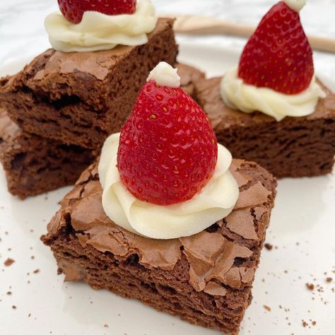 Soph 🌞🌻 on Instagram: “Santa Hat Brownies! 🧑🏼‍🎄🍫🎄⁣ ⁣ Last year we had Christmas tree brownies and this year - we have leveled up with these festive Santa Hat…” Santa Hat Brownies, Brownies Aesthetic, Tree Brownies, Christmas Tree Brownies, Christmas Santa Hat, Christmas Lunch, Vegan Food, Christmas Santa, Santa Hat