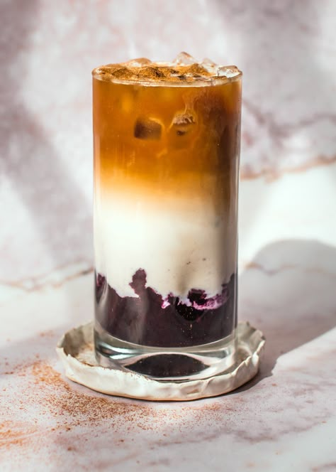 Iced Coffee Home, Blueberry Latte, Flavour Pairing, Coffee Shop Drinks, Blueberry Sauce Recipe, Lemon Breakfast, Iced Latte Recipe, Blueberry Coffee, Iced Matcha Latte