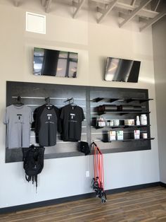 Slate Wall Display Retail, Merchandise Wall Display Ideas, Merch Wall Display, Retail Wall Display Ideas, Product Display Wall, Retail Wall Displays, Physio Clinic, Slat Wall Display, Retail Ideas