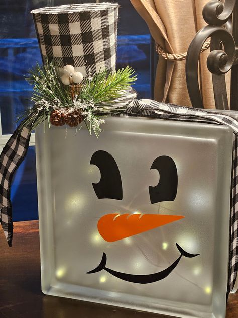 Gorgeous Lighted SnowWoman Glass Block Fall Glass Block Ideas, Glass Block Christmas Ideas, Halloween Glass Blocks, Glass Blocks Ideas, Decorated Glass Blocks, Glass Blocks With Lights, Lighted Glass Blocks Diy, Glass Block Ideas, Painted Glass Blocks